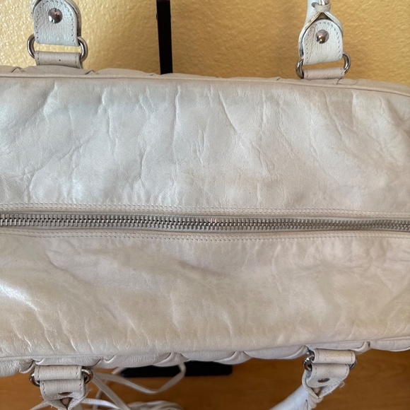 Balenciaga Matelasse Paris quilted ivory leather handbag with mirror - Picture 15 of 17